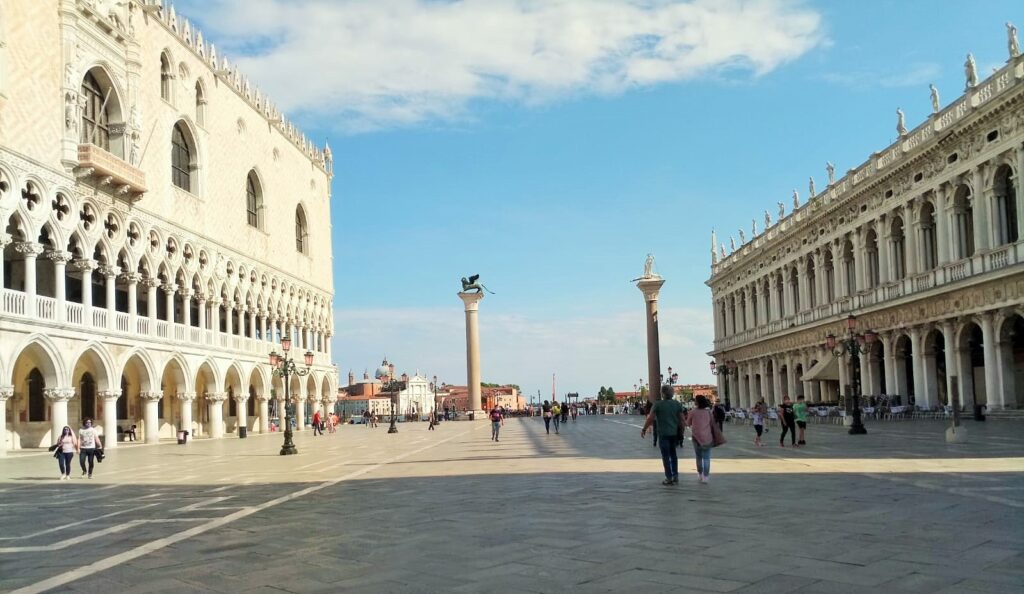 Palazzo Ducale sulla destra e Biblioteca Marciana a sinistra