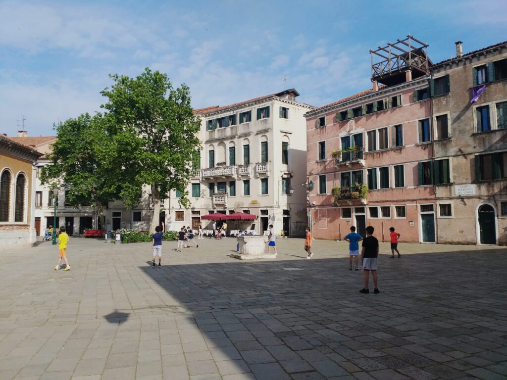 Bimbi che giocano in Campo San Giacomo.