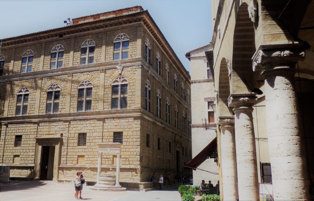 Pienza, Piazza Pio II, con vista di Palazzo Piccolomini.