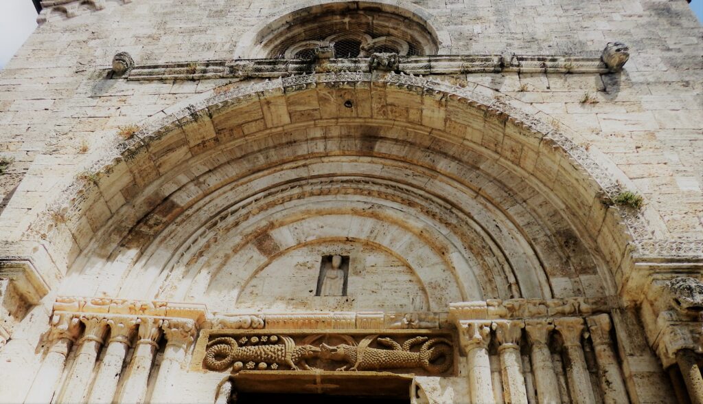 San Quirico d'Orcia, Collegiata, portale romanico.