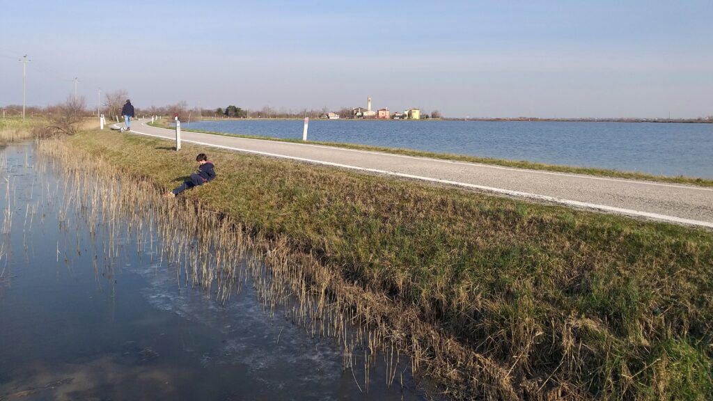 Veneto, Lio Piccolo, la strada in mezzo alla laguna. Passeggiate con bambini