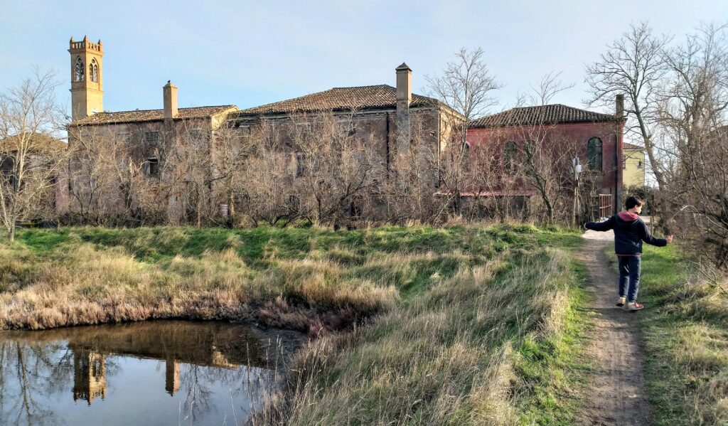 Lio Piccolo, passeggiata sulle barene dietro al borgo.