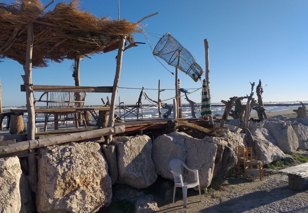 Lido di Venezia, capanne sui Murazzi.