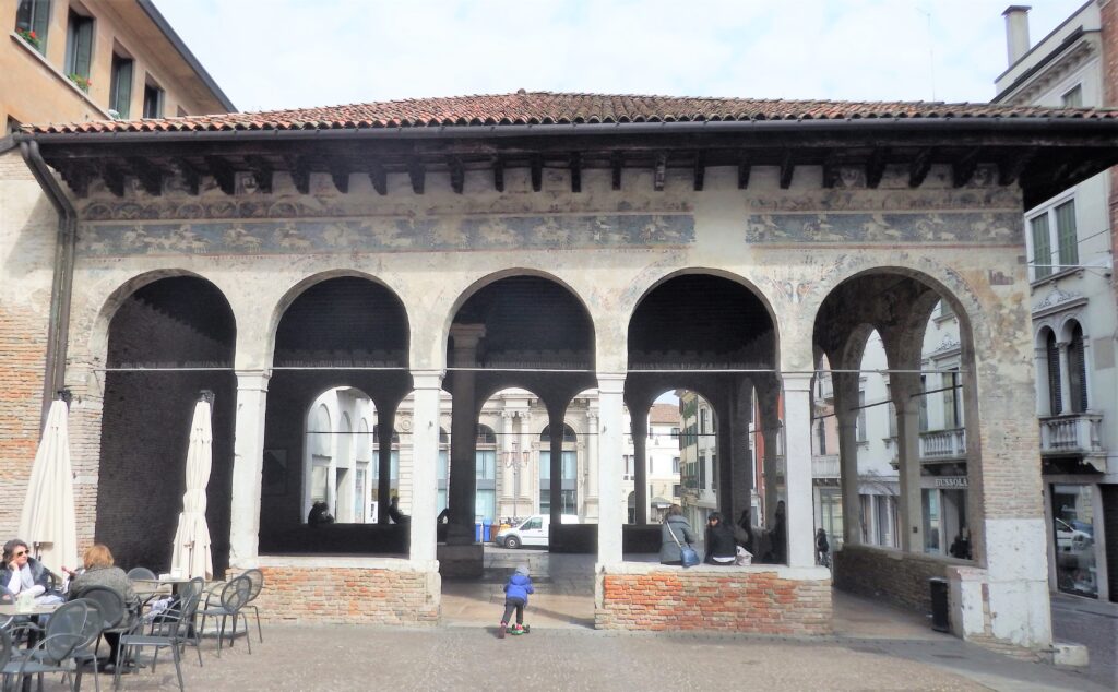 Treviso, Loggia dei Cavalieri. Ancora leggibile la decorazione ad affresco.