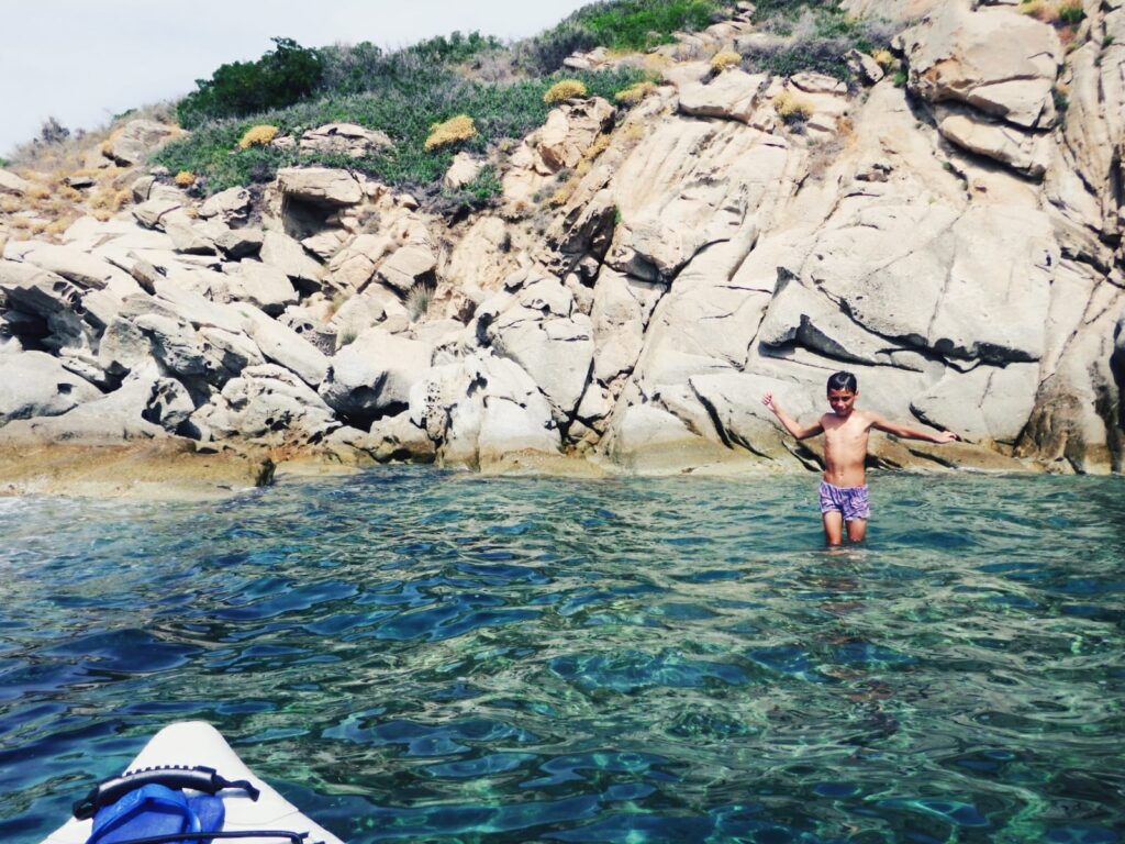 Elba, scogli in granito nei pressi della spiaggia di Cavoli.