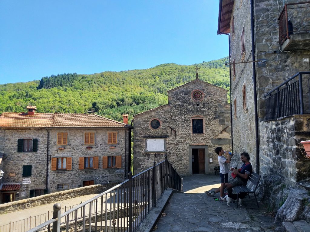 Raggiolo, la piazza principale.