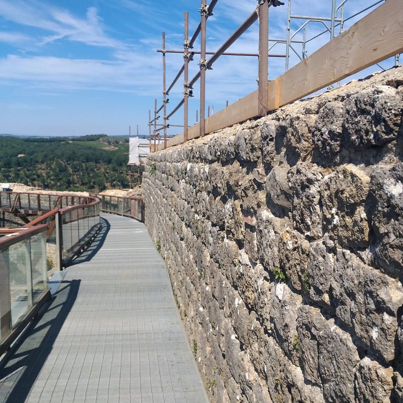 Monteriggioni, camminamento sulle mura in fase di restauro.