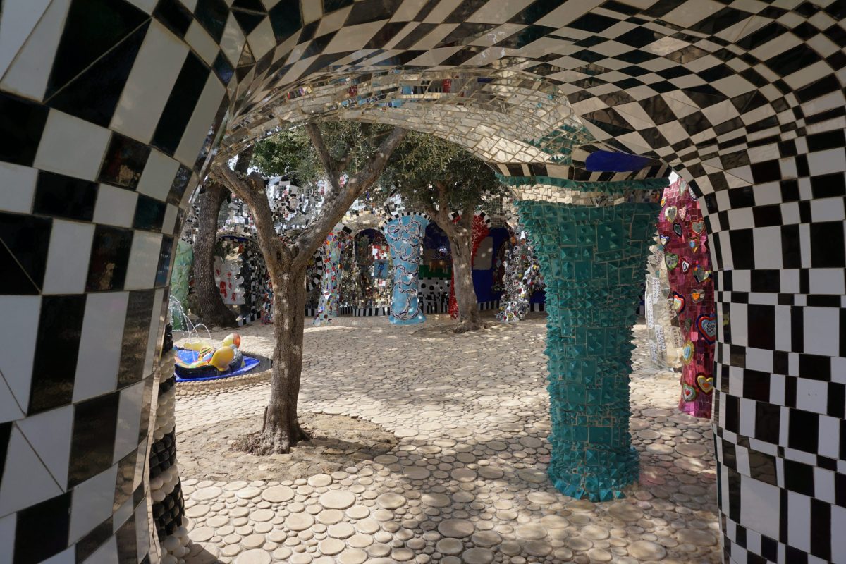 Toscana Capalbio Giardino Tarocchi il cortile dentro l'Imperatore