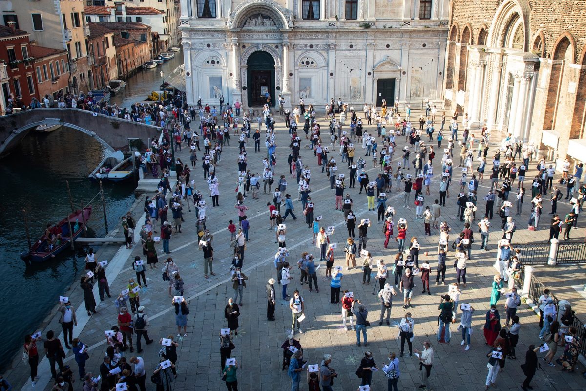 Fash mob Venezia contro turismo di massa. Foto di Italòo Rondinella tratta dalla pagina FBAsterisco.