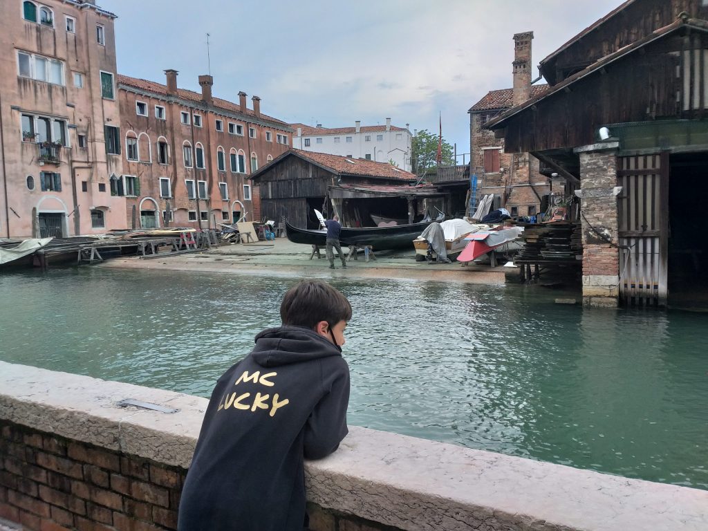 Venezia squero san trovaso con bambini