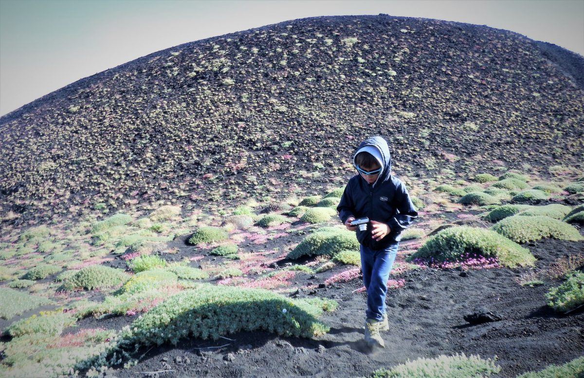 Sicilia Etna crateri silvestri con bambini