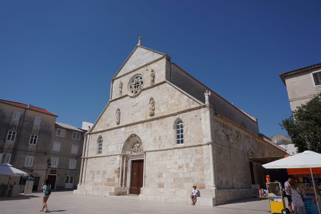 Croazia Pag Collegiata di Santa Maria Assunta con bambini