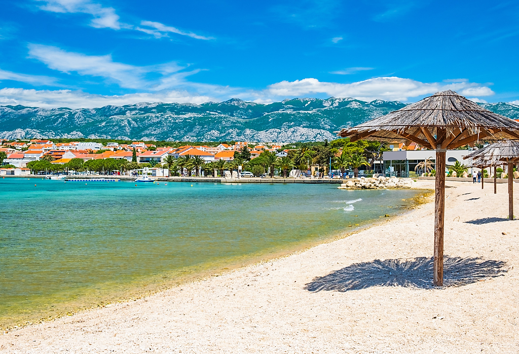 Isola di Pag Novalja vista dalla spiaggia