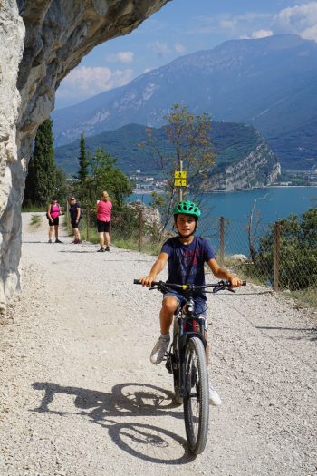 Sentiero del Ponale in bicicletta bambini