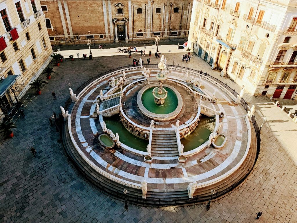 Palermo Piazza Pretoria fontana della vergogna