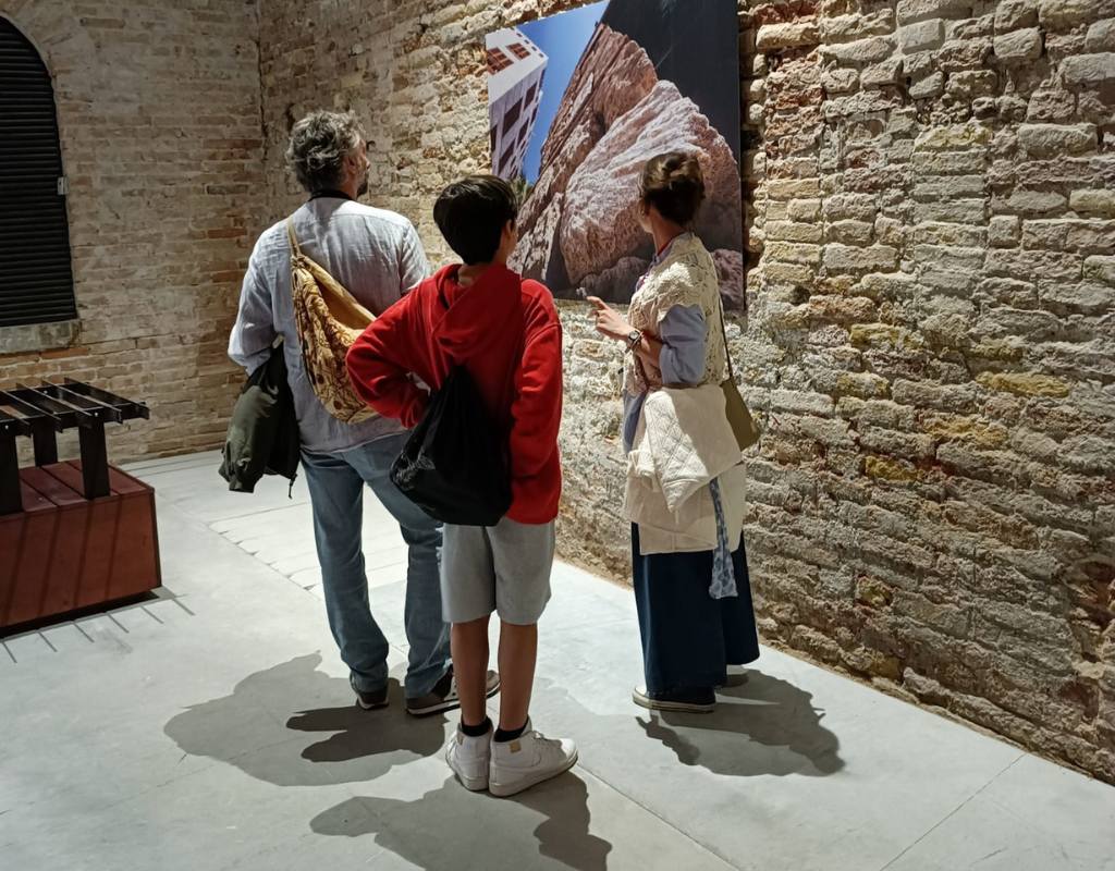 Venezia Biennale Architettura 2023 visita guidata per famiglie
