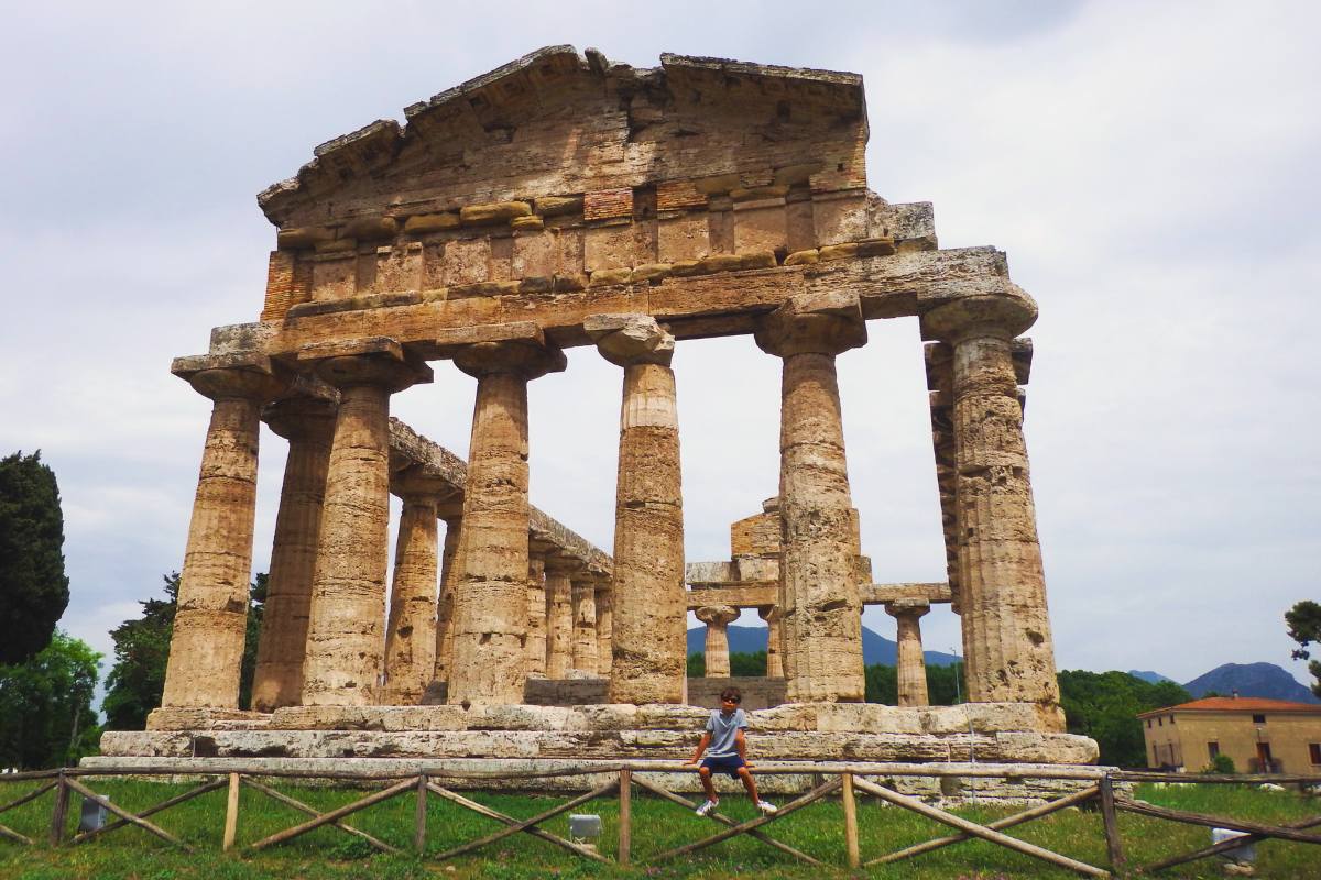 Paestum con bambini Cilento tempio di Cerere