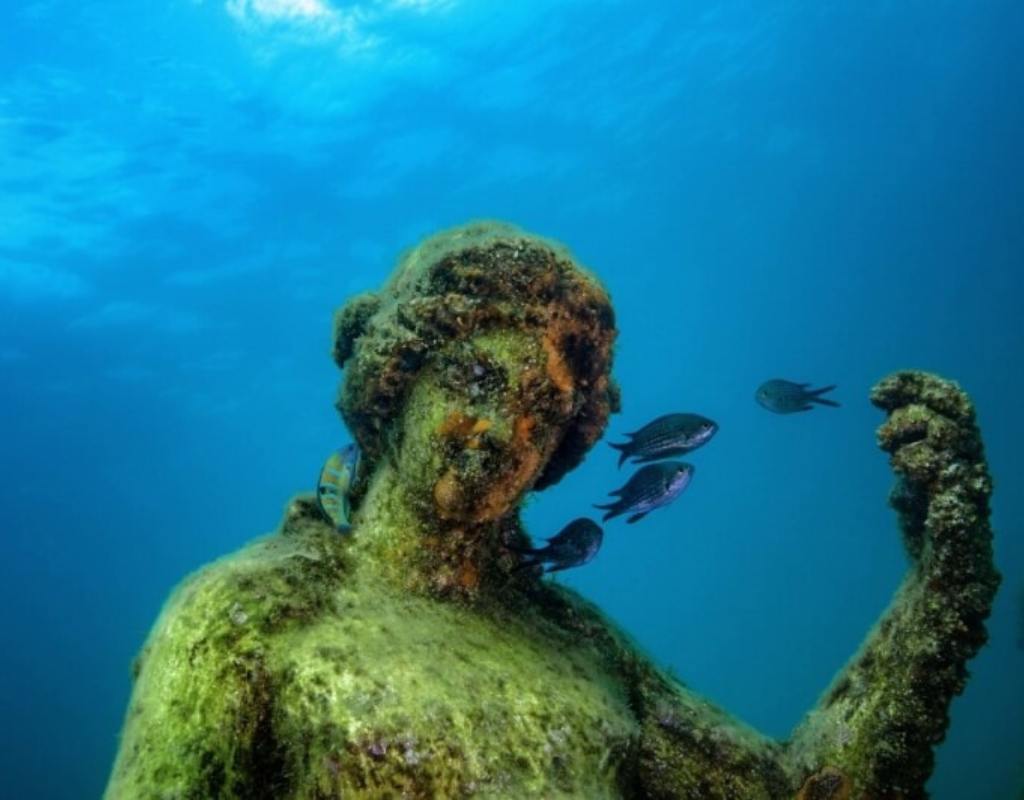 Napoli Pozzuoli Parco Archeologico di Baia sommersa ninfeo statua