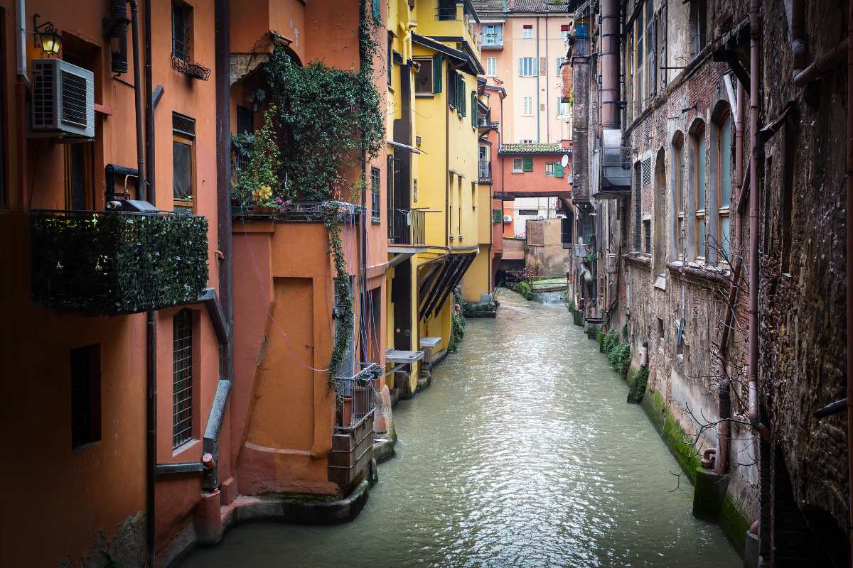 Bologna vista dalla finestrella di via Piella