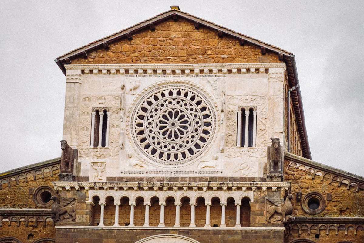 Tuscania borgo insolito chiesa di san pietro rosone