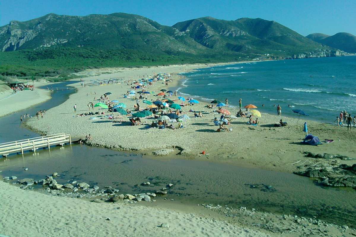 Sardegna Ovest Spiaggia di Portixeddu con bambini