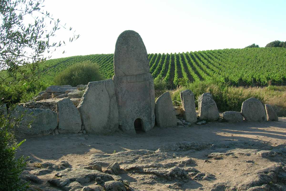 Sardegna Parco Archeologico Arzachena Tomba Giganti di Coddu 'Ecchju