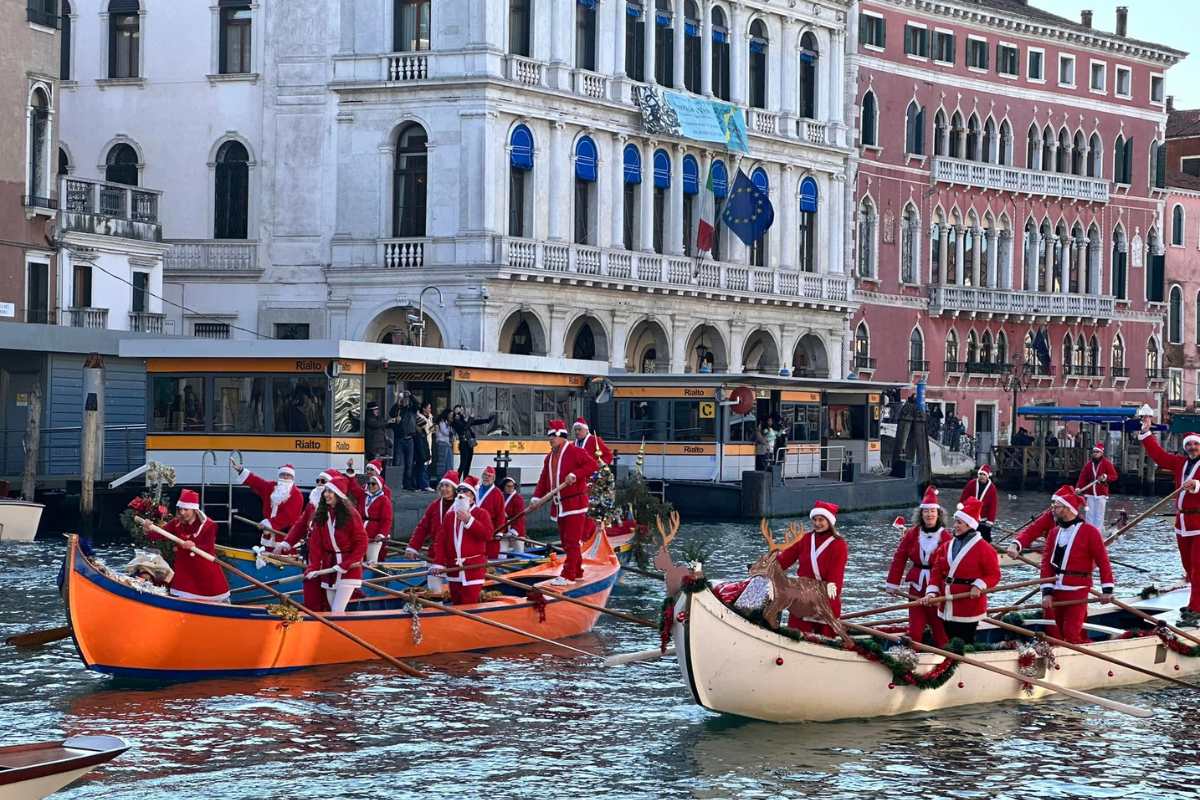 Venezia Natale eventi Corteo Acqueo dei Babbi Natale