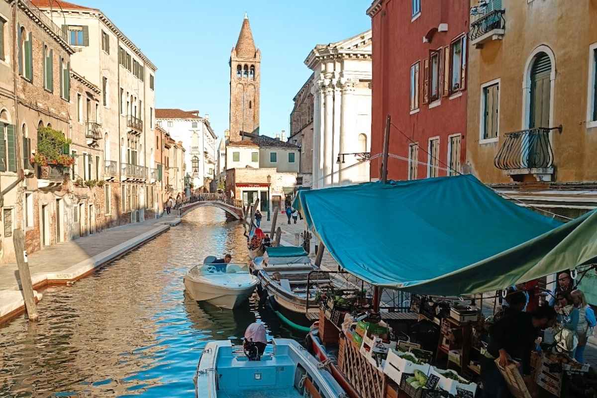 Venezia curiosità vista dal ponte dei pugni barca frutta