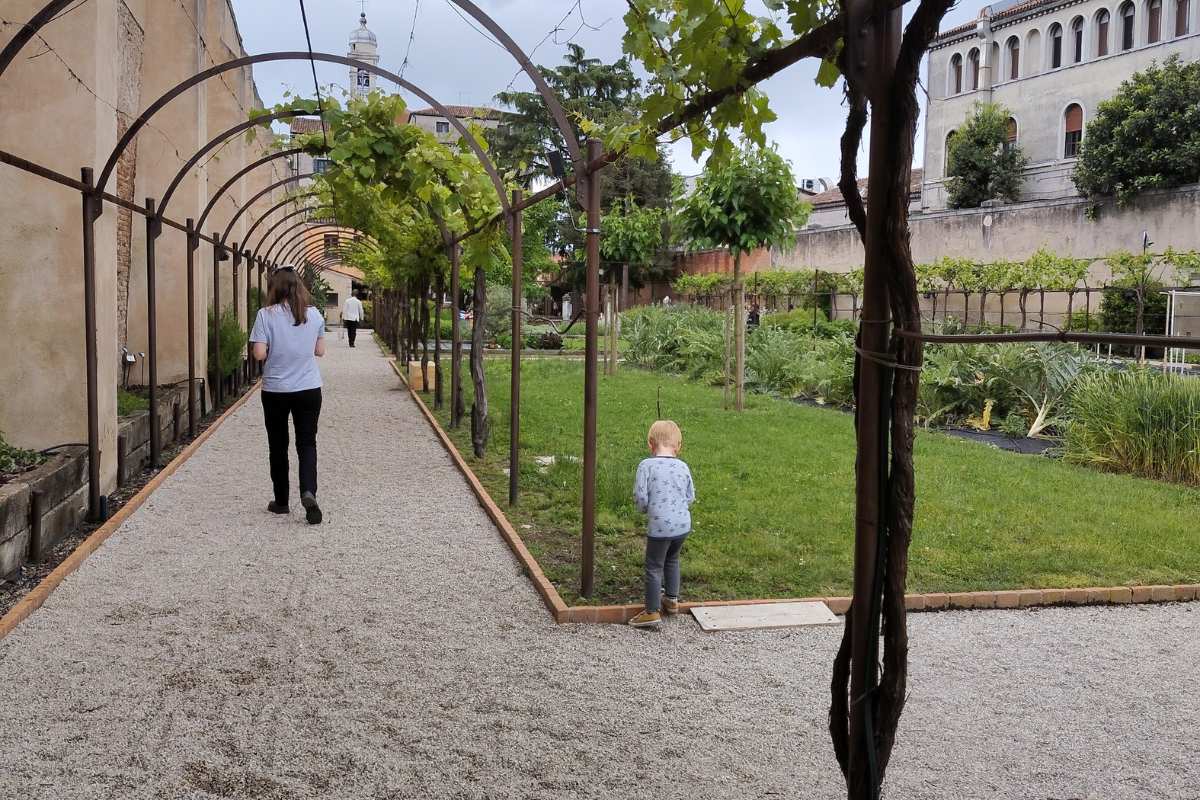 Biennale arte venezia 2026 padiglioni gratuiti santa sede stazione